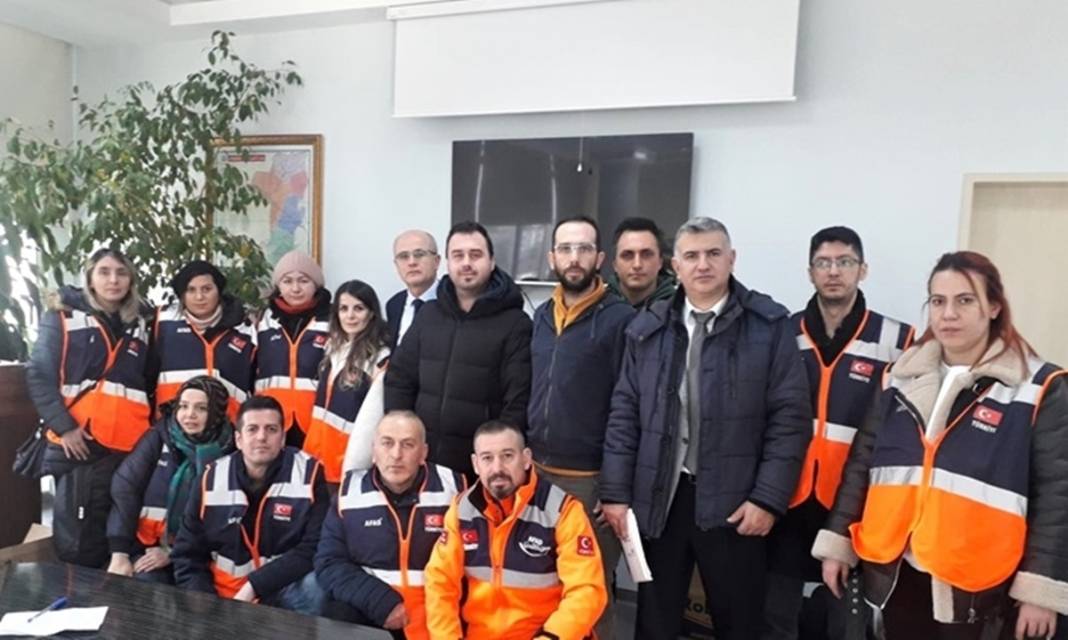 Türkiye deprem felaketine ağlıyor! Arama-kurtarma çalışmalarına katılmak için AFAD'a 100 binden fazla başvuru yapıldı 13